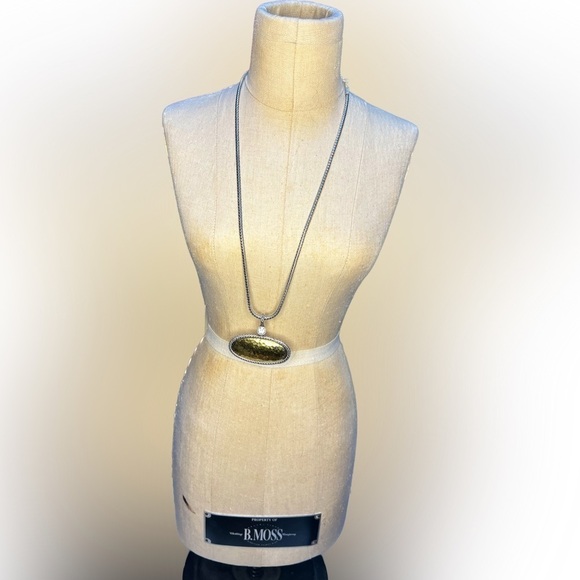 Jewelry - Silver color chain with gold metal pendant
